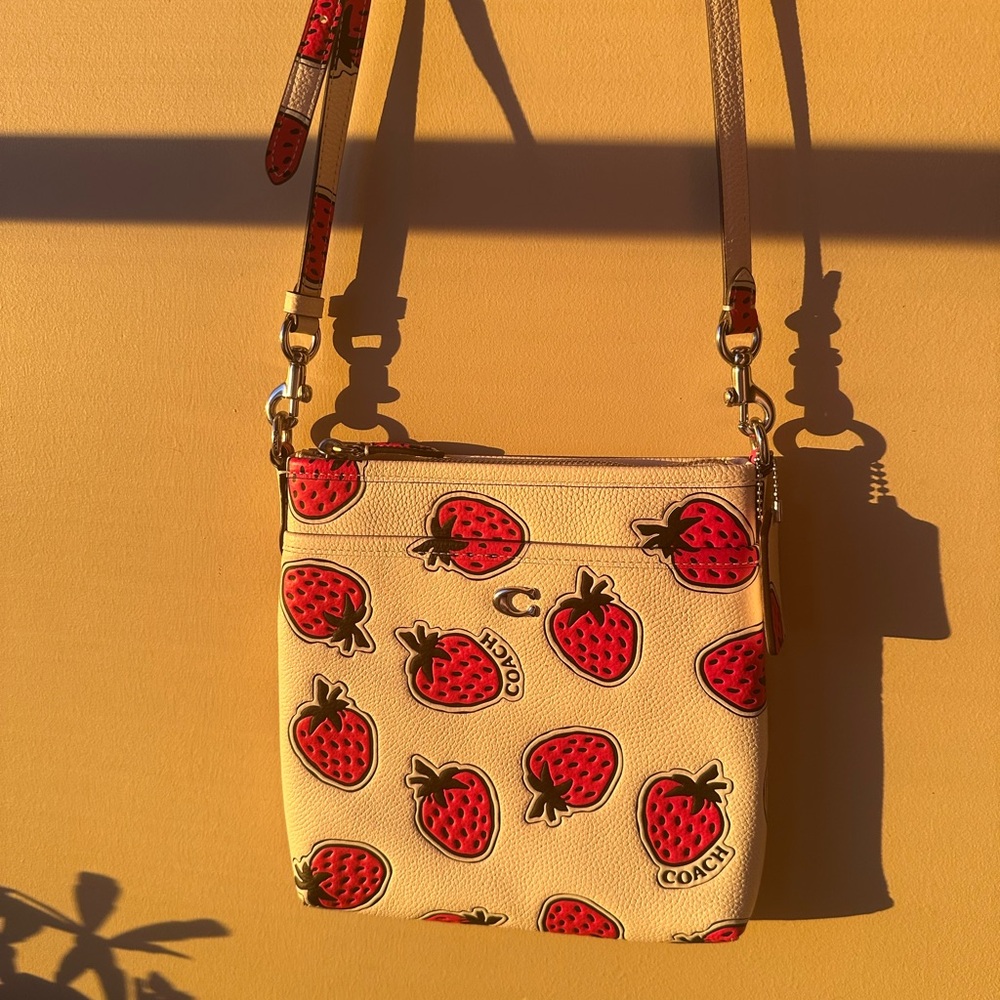 Coach Kitt Messenger Strawberry
Print Crossbody Bag